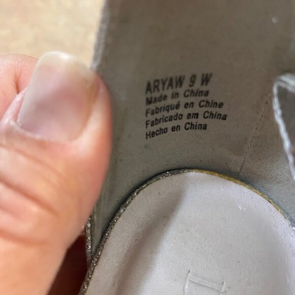 David's Bridal Aryaw Wedding/Prom Ankle Strap Shoe Size 9 Wide Silver - Picture 6 of 7